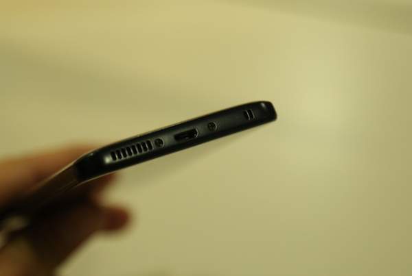 Philips tung bộ đôi smartphone màn hình 2.5D tràn viền, giá rẻ 6