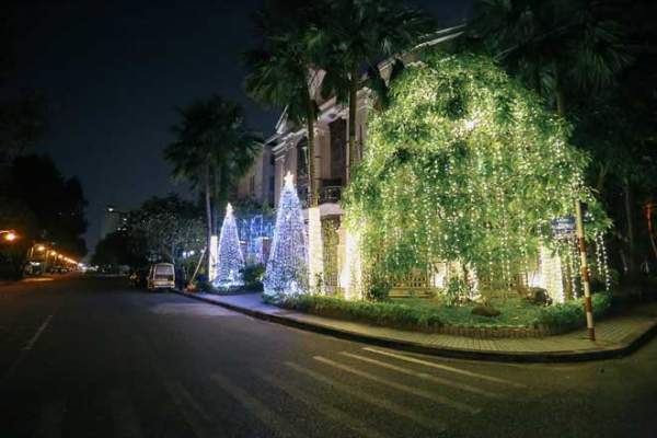 Giáng sinh ở Sài Gòn: "Lạc lối" ở 2 khu phố nhà giàu 10