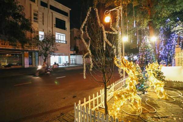 Giáng sinh ở Sài Gòn: "Lạc lối" ở 2 khu phố nhà giàu 14