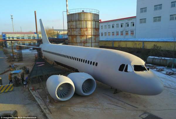 TQ: Anh nông dân bỏ 2,8 tỉ đồng xây nhà hình máy bay Airbus A320 9