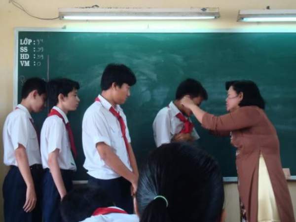 Một học sinh bị cô giáo phạt ngồi dưới sàn học bài vì quên khăn quàng đỏ 2