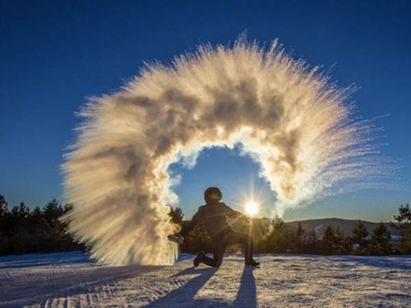 Canada: Hất xô nước sôi lên trời, đóng băng toàn bộ ngay lập tức 2