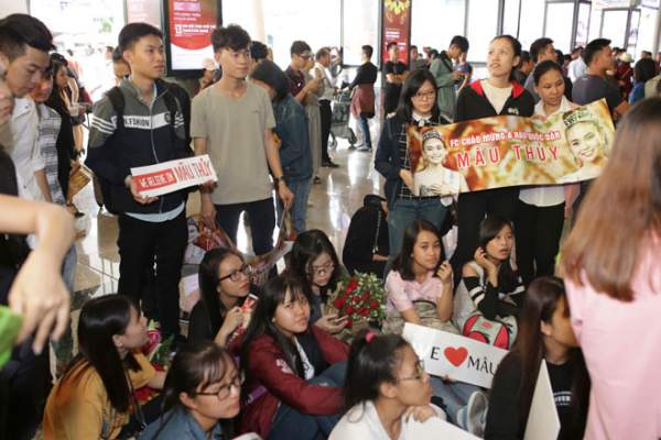 Hoa hậu H"Hen Niê bị "bao vây" chật cứng ở sân bay khi về Sài Gòn 9