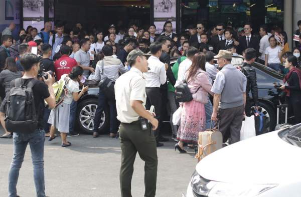 Hoa hậu H"Hen Niê bị "bao vây" chật cứng ở sân bay khi về Sài Gòn 7