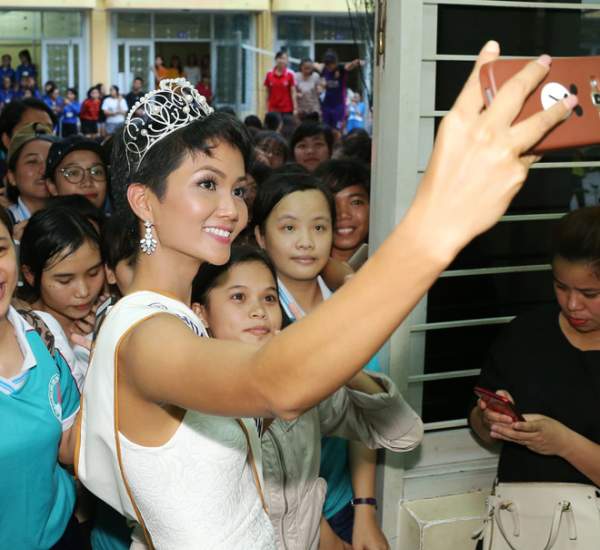Hoa hậu H"Hen Niê đội vương miện về thăm trường cũ 5