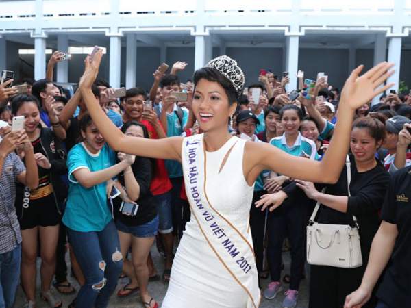 Hoa hậu H"Hen Niê bị "bao vây" chật cứng ở sân bay khi về Sài Gòn 10