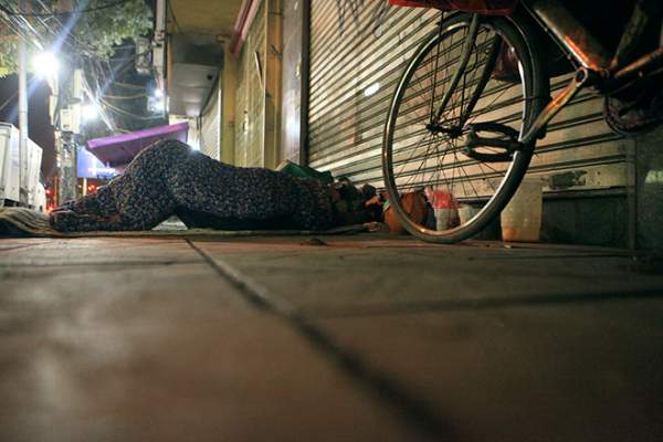 Ảnh: Người vô gia cư trong đêm lạnh "ác mộng" ở Hà Nội 8