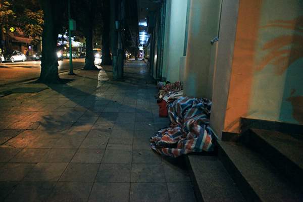 Ảnh: Người vô gia cư trong đêm lạnh "ác mộng" ở Hà Nội 6