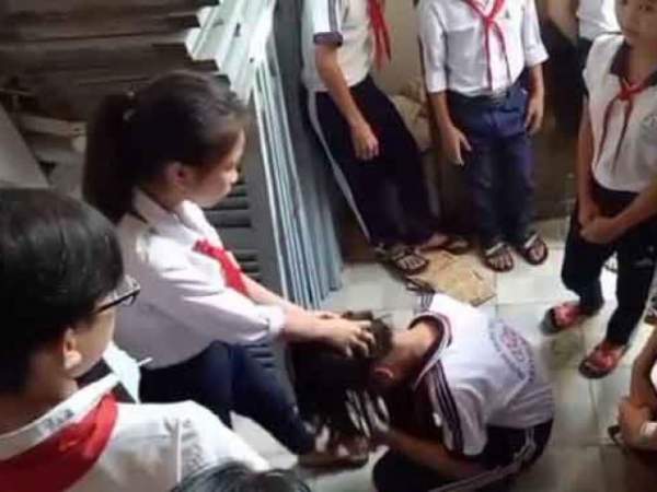 VIDEO: Nam sinh lớp 8 bị nhóm nữ sinh đánh dã man 2