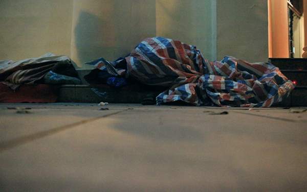 Ảnh: Người vô gia cư trong đêm lạnh "ác mộng" ở Hà Nội 7