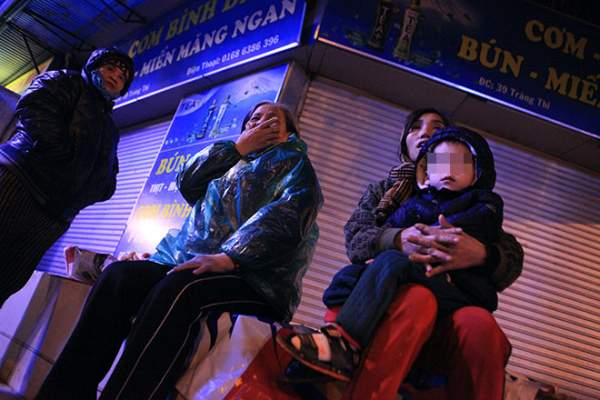 Ảnh: Người vô gia cư trong đêm lạnh "ác mộng" ở Hà Nội 10
