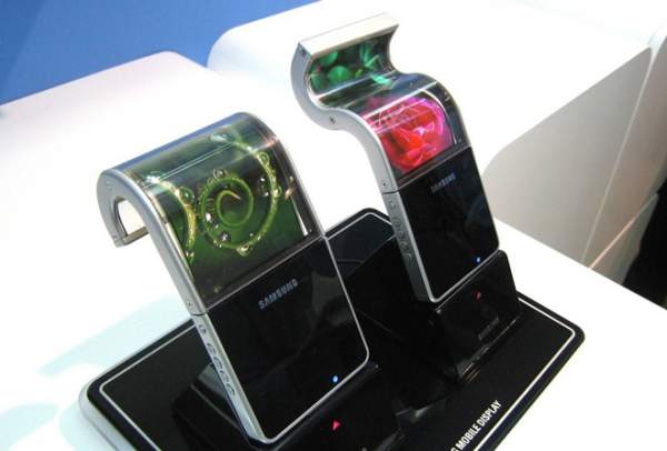 Smartphone có thể gập lại của Samsung lại hoãn tới năm sau