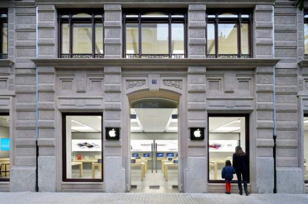 NÓNG: Pin iPhone lại phát nổ tại hai cửa hàng Apple Store