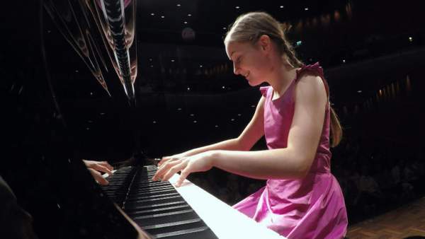 Thần đồng âm nhạc 10 tuổi được mệnh danh là "truyền nhân" của Mozart