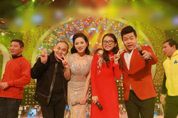 Hoài Linh bất ngờ bị cắt vai trên sân khấu hài Tết khi diễn cùng đàn em 13