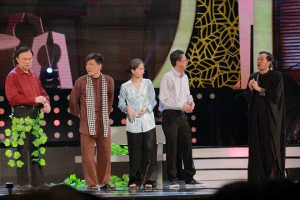 Hoài Linh bất ngờ bị cắt vai trên sân khấu hài Tết khi diễn cùng đàn em 3
