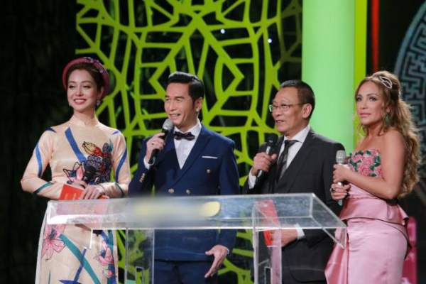 Hoài Linh bất ngờ bị cắt vai trên sân khấu hài Tết khi diễn cùng đàn em 2