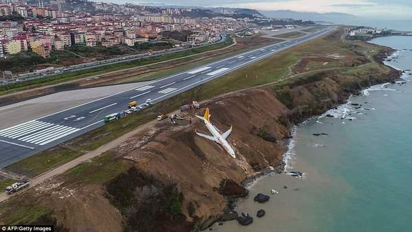 Máy bay Thổ Nhĩ Kỳ chở 162 người trượt cắm đầu xuống vực 2