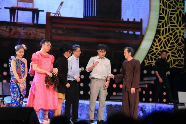 Hoài Linh bất ngờ bị cắt vai trên sân khấu hài Tết khi diễn cùng đàn em 6