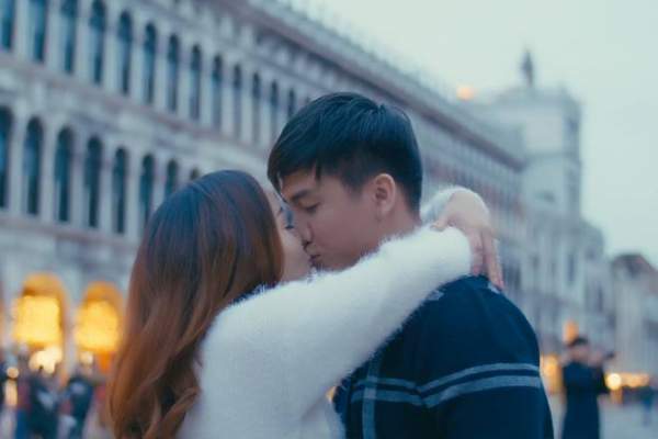 Tình trẻ thấy bình yên khi hôn Ngọc Anh ở Venice
