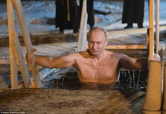 Ông Putin cởi trần, ngâm mình trong hồ nước băng giá 2