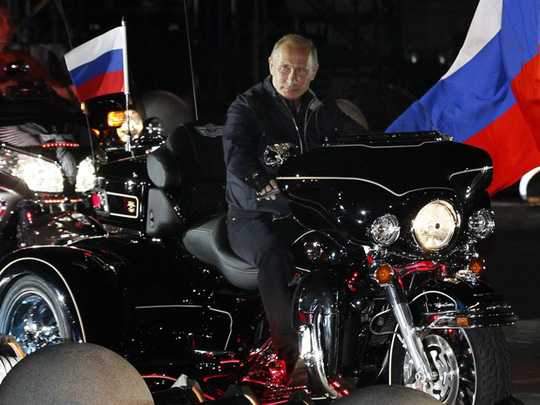 Ông Putin cởi trần, ngâm mình trong hồ nước băng giá 5