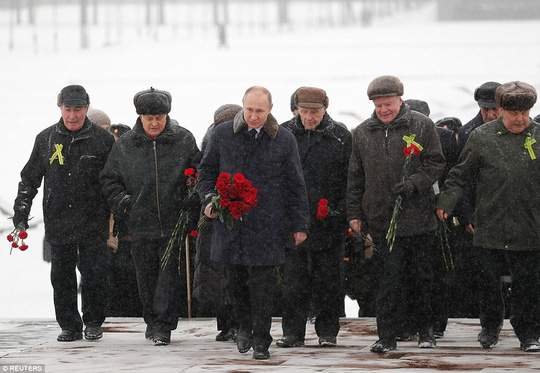 Ông Putin cởi trần, ngâm mình trong hồ nước băng giá 4