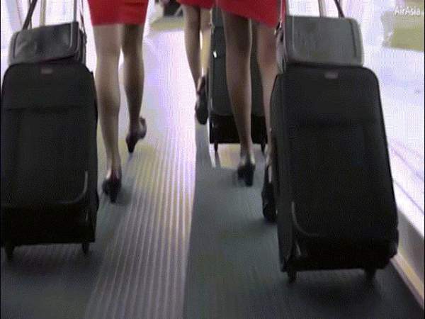 Thấy nữ tiếp viên Malaysia mặc áo lộ ngực, hành khách bức xúc 3