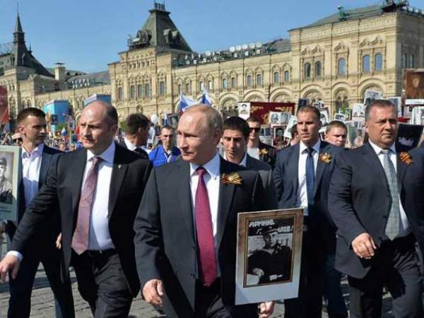 Ông Putin cởi trần, ngâm mình trong hồ nước băng giá 6