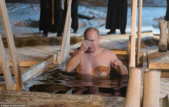 Ông Putin cởi trần, ngâm mình trong hồ nước băng giá 3