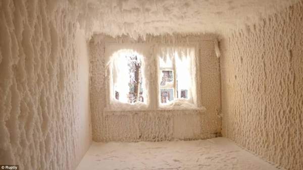 Nhà hoang hóa "cung điện băng tuyết" vì giá rét âm 61 độ C ở Nga