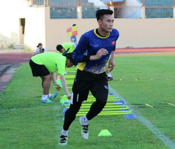 Cơ bụng 6 múi hấp dẫn của thủ môn Bùi Tiến Dũng U23 Việt Nam 8