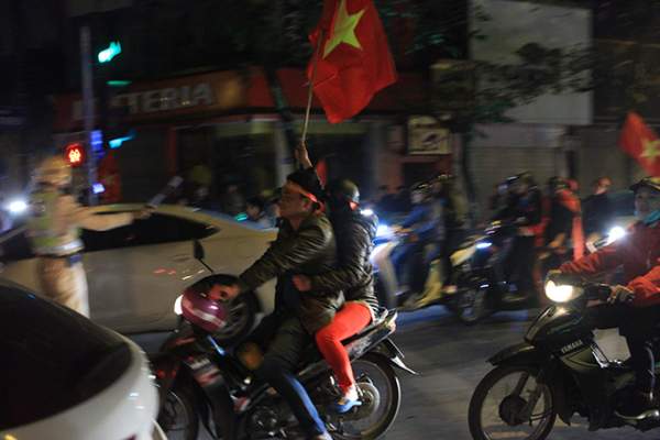 U23 tạo cơn “địa chấn”, người Hà Nội diễu hành xuyên đêm 7