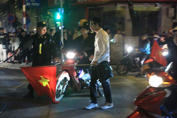 U23 tạo cơn “địa chấn”, người Hà Nội diễu hành xuyên đêm 6