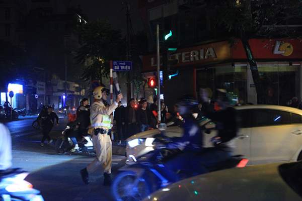 U23 tạo cơn “địa chấn”, người Hà Nội diễu hành xuyên đêm 5