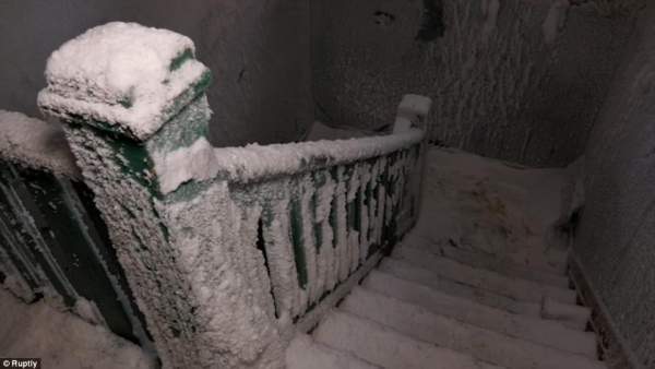 Nhà hoang hóa "cung điện băng tuyết" vì giá rét âm 61 độ C ở Nga 4