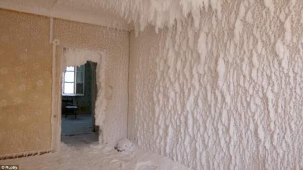 Nhà hoang hóa "cung điện băng tuyết" vì giá rét âm 61 độ C ở Nga 5