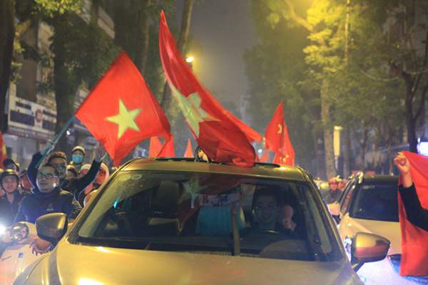 U23 tạo cơn “địa chấn”, người Hà Nội diễu hành xuyên đêm 8