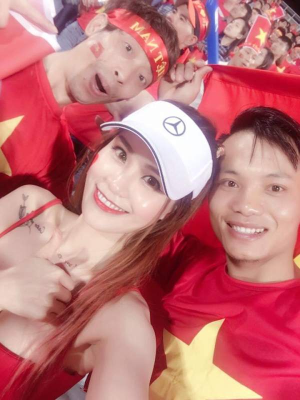 1001 cách mặc sexy của chị em khi cổ vũ tuyển bóng đá Việt Nam 5