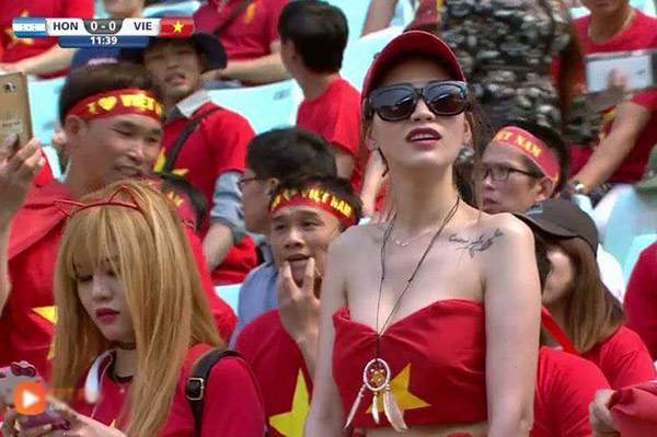 1001 cách mặc sexy của chị em khi cổ vũ tuyển bóng đá Việt Nam 2