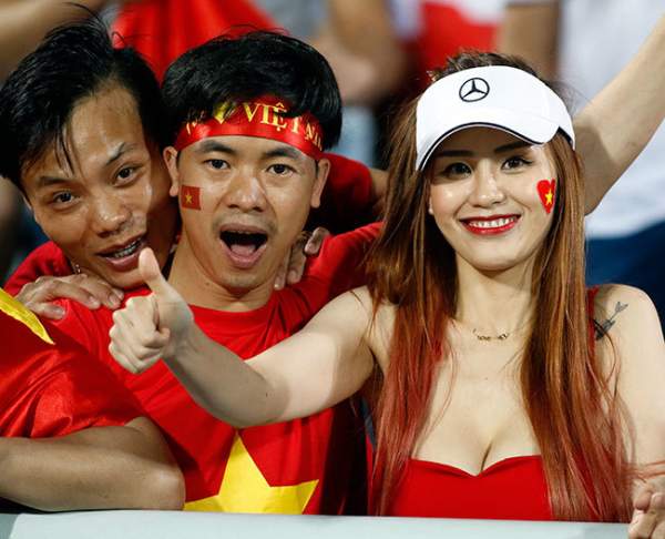 1001 cách mặc sexy của chị em khi cổ vũ tuyển bóng đá Việt Nam 3