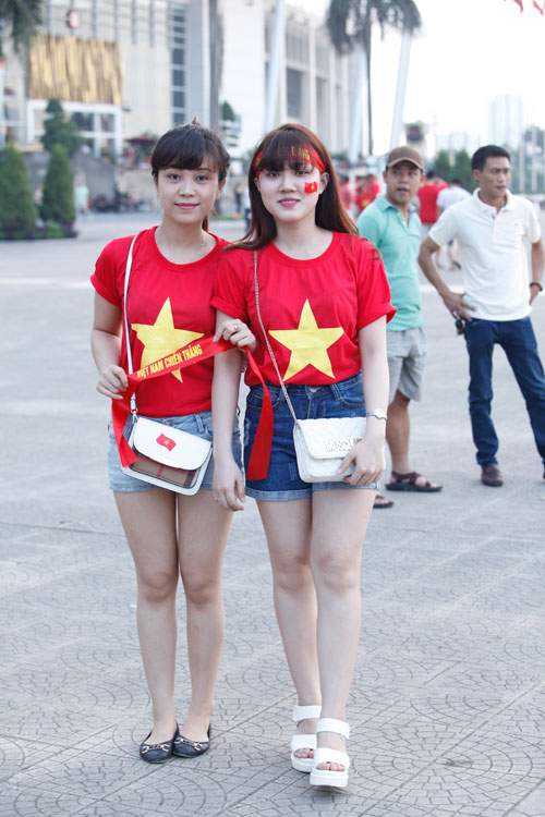 1001 cách mặc sexy của chị em khi cổ vũ tuyển bóng đá Việt Nam 9