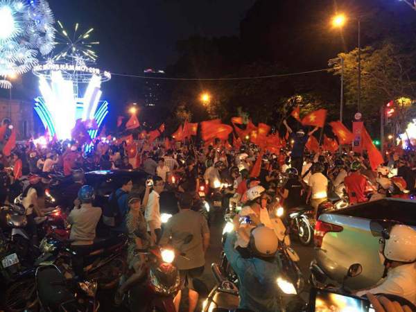 Rừng cờ nhuộm đỏ rực đường phố mừng kỳ tích của U23 Việt Nam 5