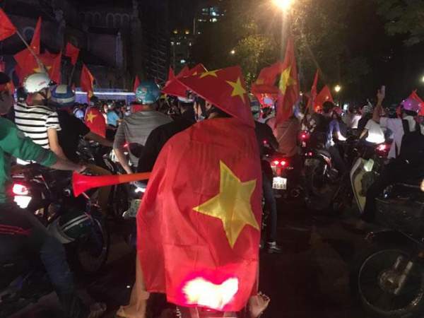 Rừng cờ nhuộm đỏ rực đường phố mừng kỳ tích của U23 Việt Nam 9
