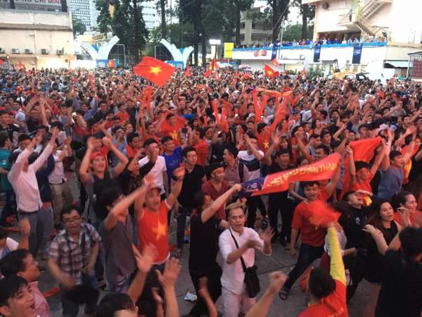 Rừng cờ nhuộm đỏ rực đường phố mừng kỳ tích của U23 Việt Nam 6