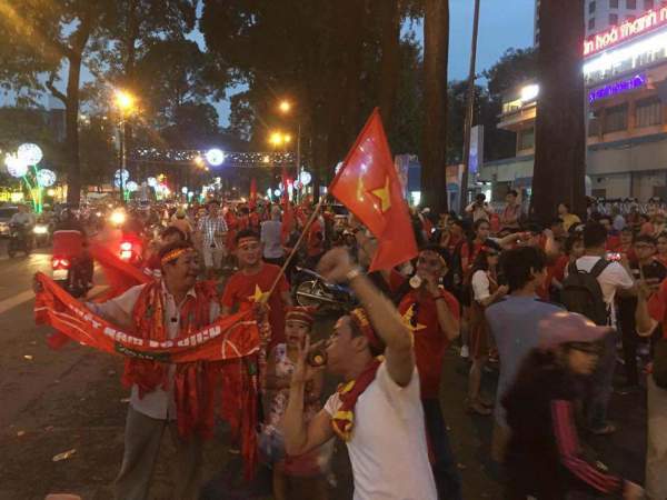Rừng cờ nhuộm đỏ rực đường phố mừng kỳ tích của U23 Việt Nam 7