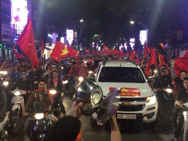 Rừng cờ nhuộm đỏ rực đường phố mừng kỳ tích của U23 Việt Nam 4