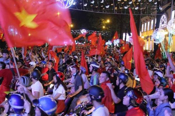 Rừng cờ nhuộm đỏ rực đường phố mừng kỳ tích của U23 Việt Nam 10
