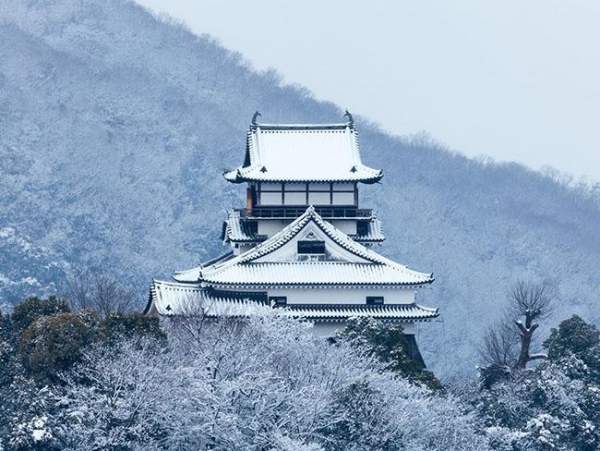 Những lâu đài phủ đầy tuyết lãng mạn nhất thế giới 9