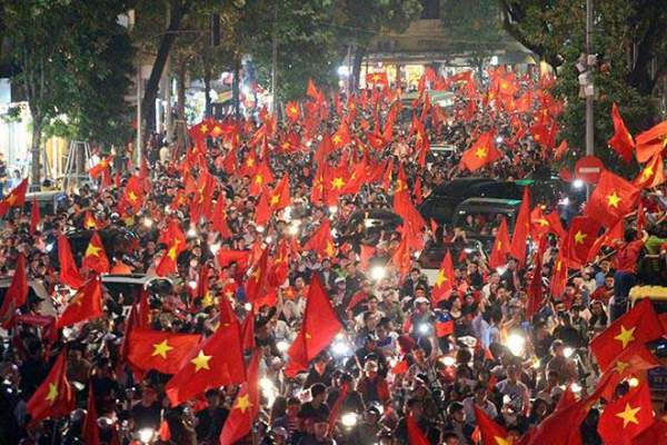 Rừng cờ nhuộm đỏ rực đường phố mừng kỳ tích của U23 Việt Nam 2